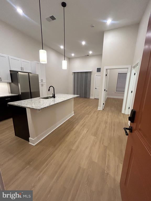 Building Photo - 624 Main St