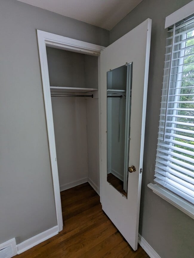 Building Photo - Cozy 2 Bedroom House near Riverview Park