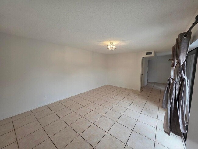 Building Photo - 3909 Victoria Dr