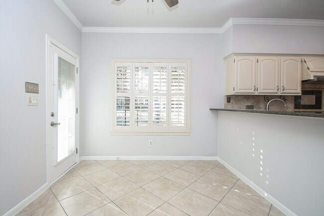 Building Photo - 4402 Jamaica Dr