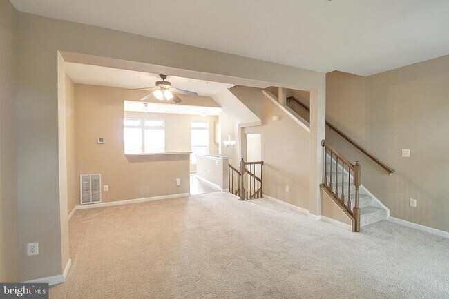 Building Photo - 586 Eisenhower Dr