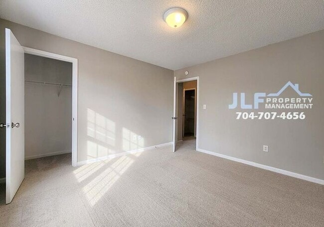 Building Photo - Full Brick Townhouse in Highly Desirable C...