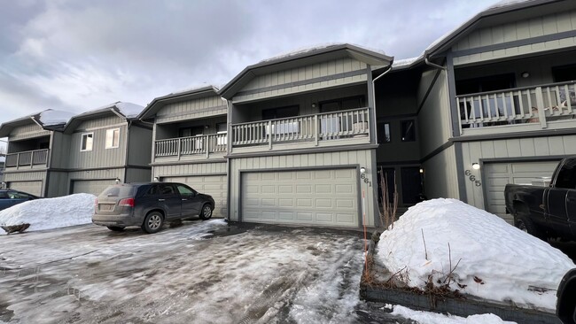 Building Photo - Beautifully maintained (3) bedroom, (2) ba...