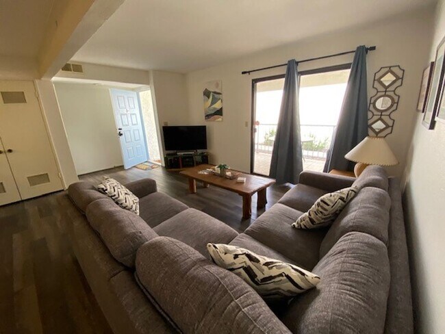 Building Photo - 2Br Waterfront  WINTER Vacation Rental Condo, Complex on the WATERFRONT Gated complex Utilities i...