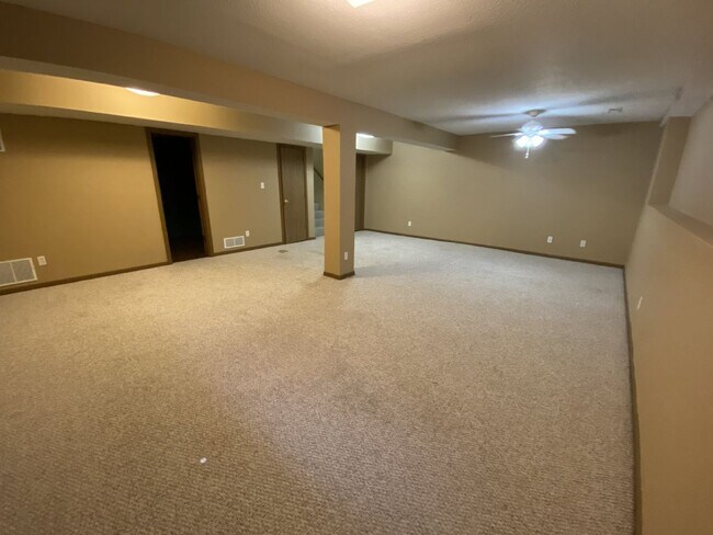 Building Photo - Excellent 3 bedroom with 2.5 bath with a b...