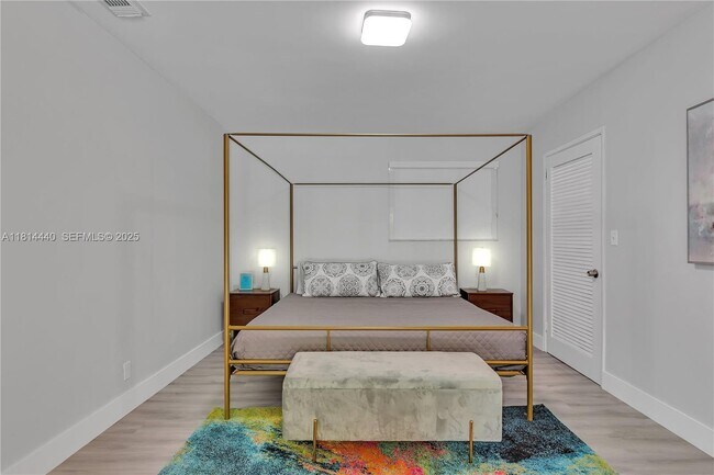 Building Photo - 204 SW 19th Ave