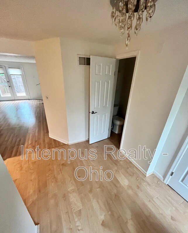 Building Photo - 2071 Stratford Ct