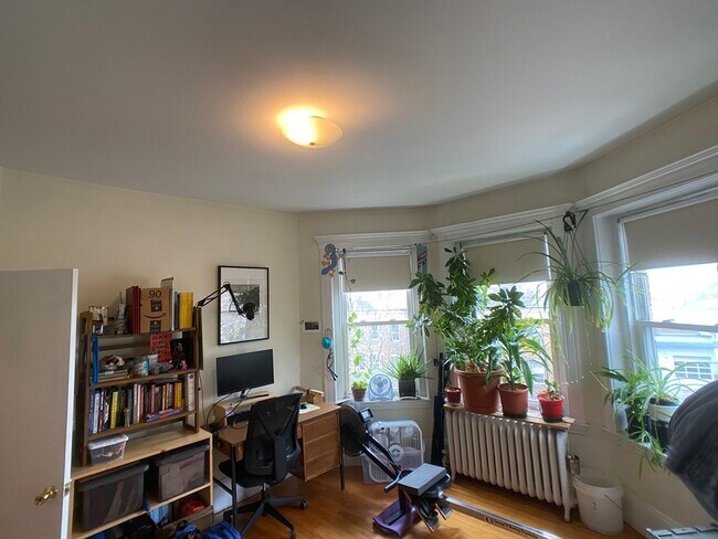 Building Photo - 590 Centre St