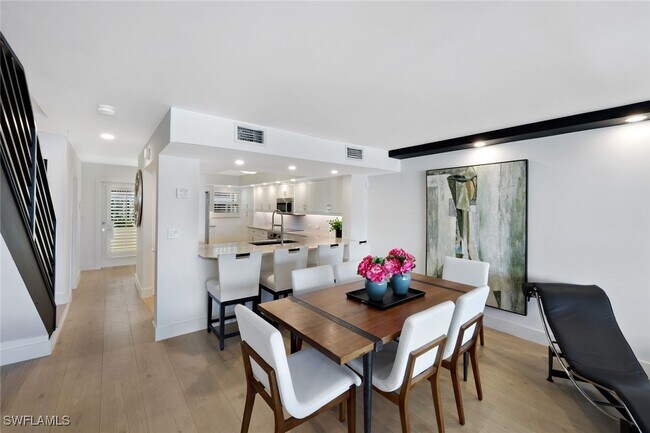 Building Photo - 800 River Point Dr