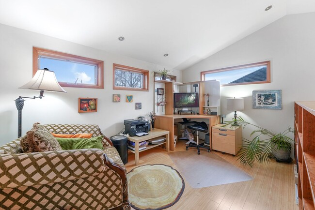 Building Photo - Amazing Custom Home