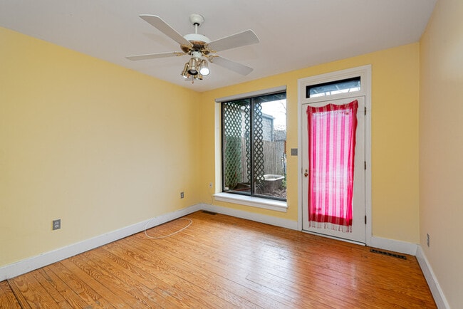 Building Photo - 3 Bedroom with Fenced in rear yard