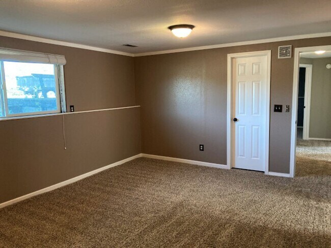 Building Photo - Green Acres Split Level