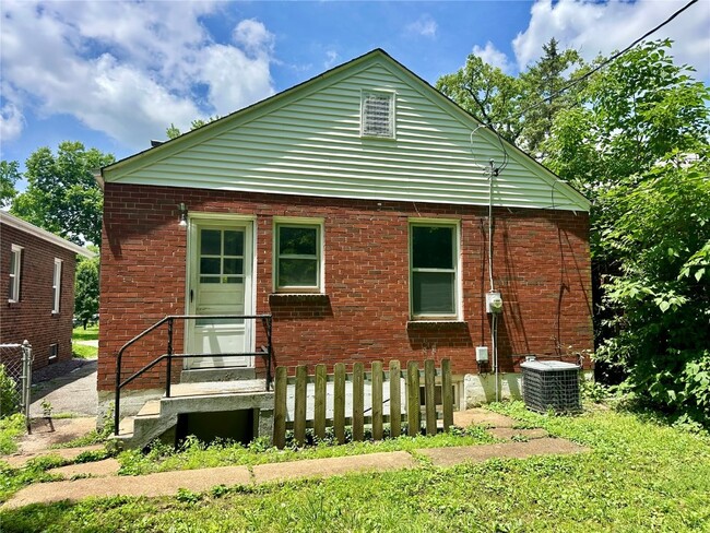 Building Photo - 1422 Tamerton Ave