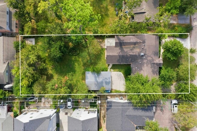 Building Photo - 1320 Woodvine Dr