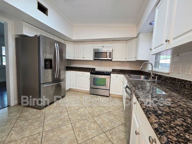 Building Photo - 733 Scotland St