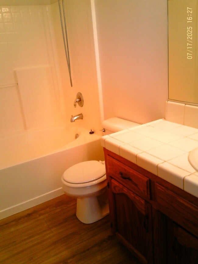 Building Photo - NORTHWEST CUTIE !  NEW PAINT AND FLOORING!!!