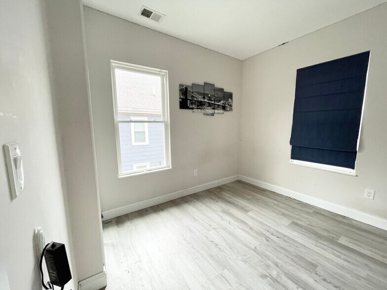 Building Photo - 113 Hillside St