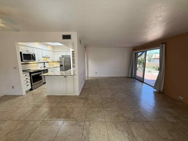 Building Photo - 5204 N Tigua Dr