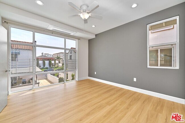 Building Photo - 823 Lorraine Blvd