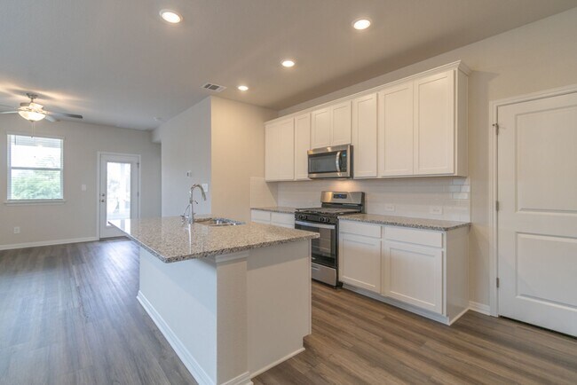 Building Photo - 544 View Dr