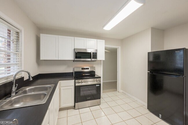 Building Photo - 2058 River Rd