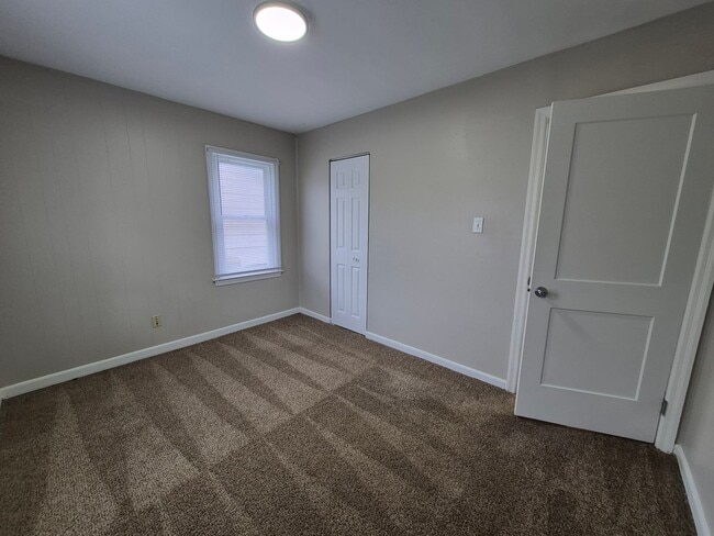 Building Photo - 2 bedroom home with 1+ car garage, pet friendly!