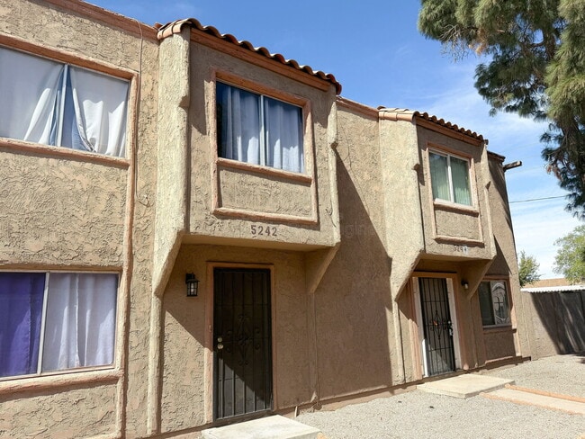 Building Photo - 5244 W Lynwood St