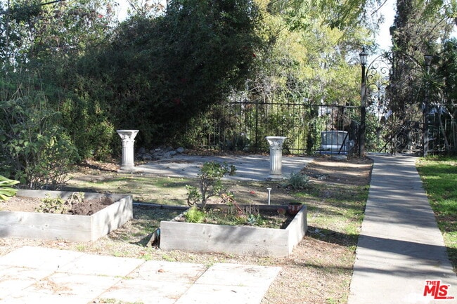 Building Photo - 2335 Silver Ridge Ave