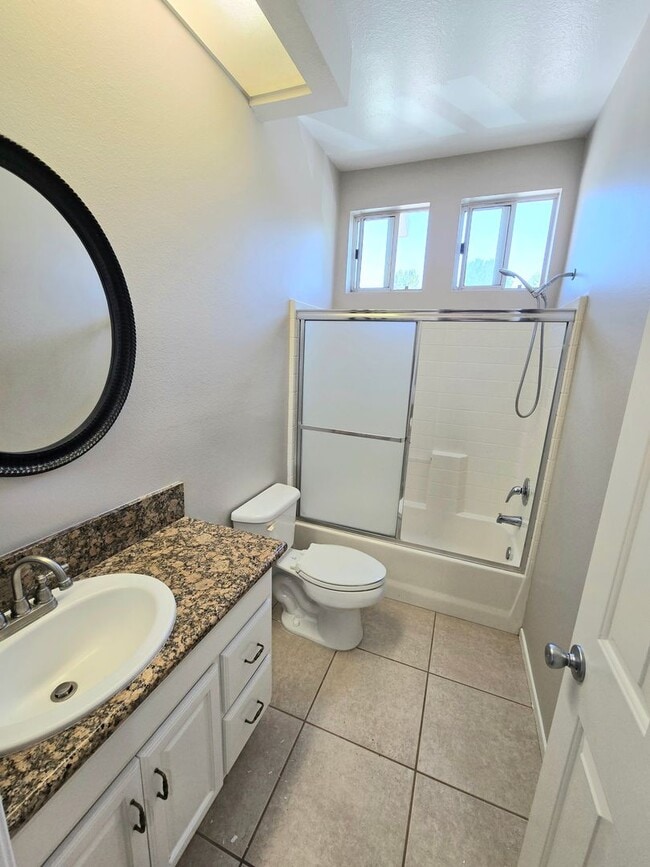 Building Photo - Large and spacious 3 bedroom townhouse with garage!