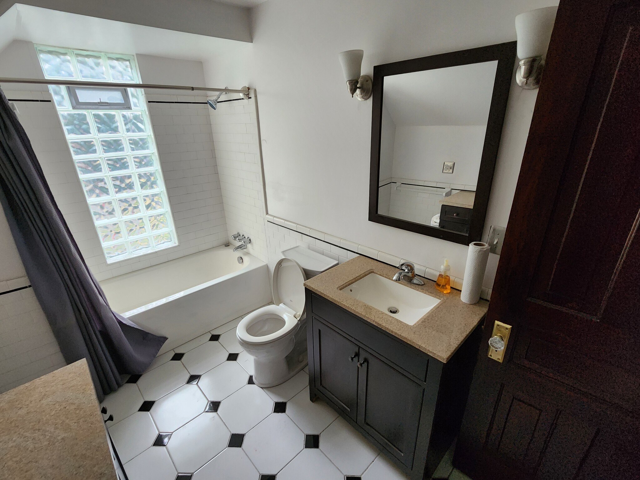 Upstairs Bath - 389 W Grand Blvd