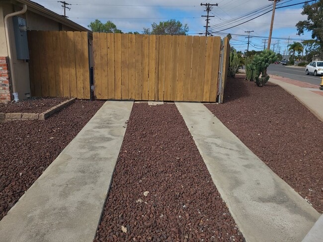 Building Photo - Spacious 4 bed 2 bath + 2 car garage & lar...