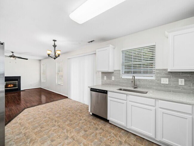 Building Photo - Spacious and Move-In Ready Home! - Fenced ...