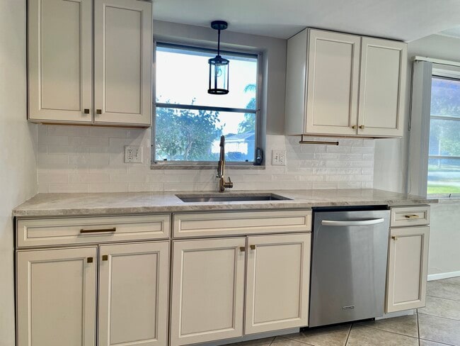 Building Photo - 1943 Sky Dr