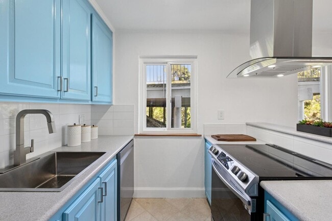 Building Photo - 2 Bedroom, 2 bathroom condo available with spectacular views of Richardson Bay!