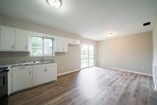 Building Photo - Coming Soon! Spacious 3 Bedroom 2 Bath!