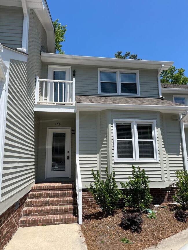 LIONS GATE Updated 2 Bed 2 Bath PLUS b... 1800 Eastwood Rd