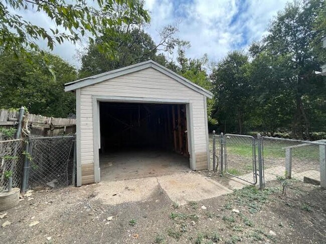 Building Photo - 2005 N 39th A St