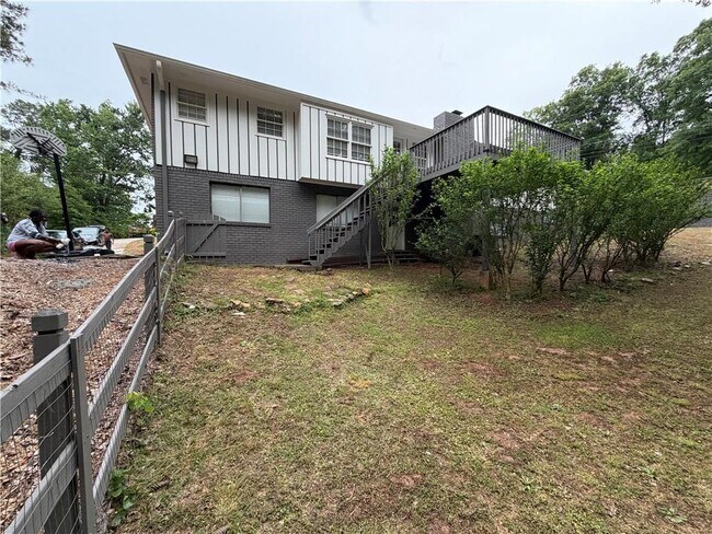 Building Photo - 3336 Camelot Dr NE