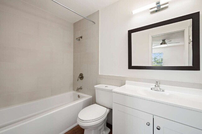 Building Photo - Lakewood - just 10minutes to Downtown Naples!