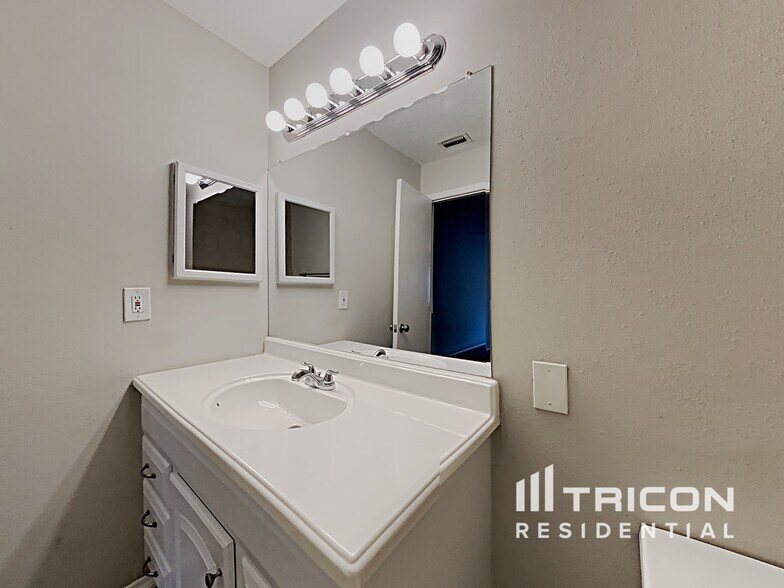 Building Photo - 707 Climate Dr