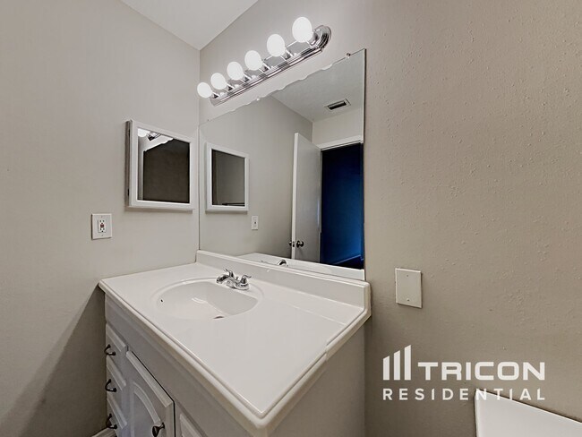 Building Photo - 707 Climate Dr