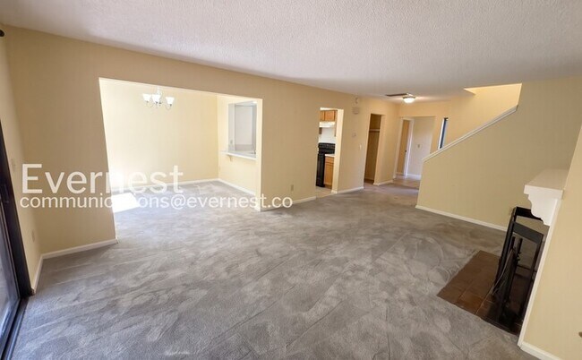 Building Photo - 914 Valley Run