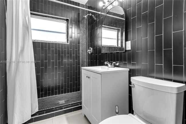 Building Photo - 2221 SW 13th St