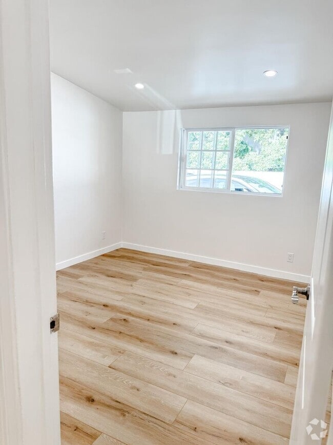 Building Photo - Pool and high ceilings, fully refurbished.