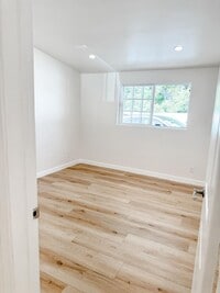 Building Photo - Pool and high ceilings, fully refurbished.