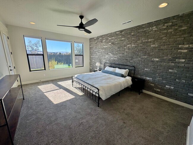 Building Photo - Beautiful Modern 5 Bedroom Furnished Home!!