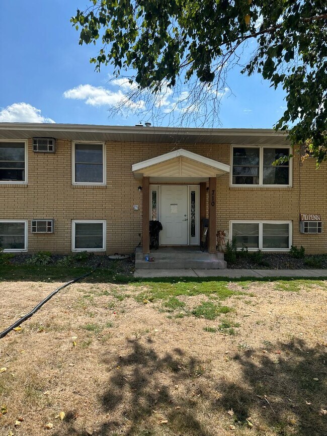 Building Photo - Two Bedroom Apartment with Detached Garage