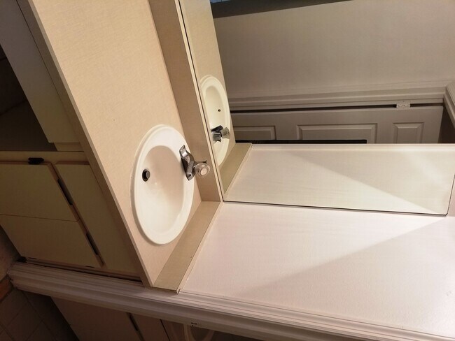 Building Photo - 2 bedroom 2 bath