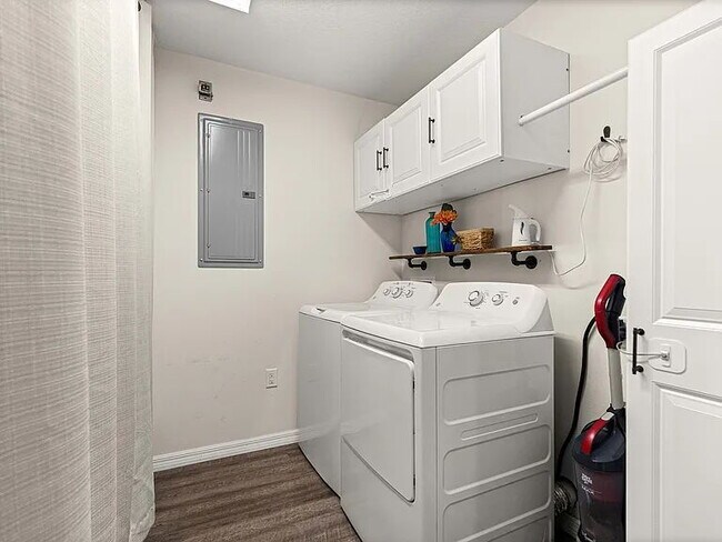 Building Photo - Beautifully updated 3 bedroom, 2 bath home.