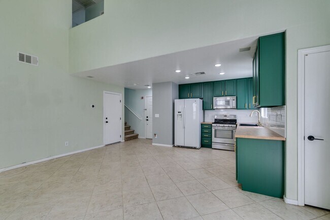 Building Photo - GORGEOUS OPEN FLOORPLAN*GATED COMMUNITY*CO...